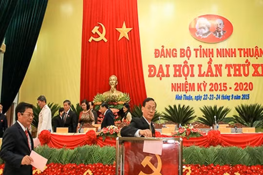 Ông Nguyễn Đức Thanh đang bỏ phiếu tại đại hội 