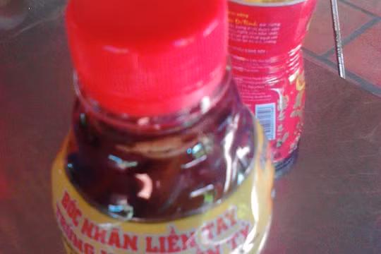 Cà Mau mời Tân Hiệp Phát đến làm rõ vụ trà Dr. Thanh có cặn 21:31 20/12/2015 52021 2.3k 5 Nhằm đảm bảo sức khỏe cho người tiêu dùng, nhà chức trách ở Cà Mau sẽ làm việc với đại diện Công ty Tân Hiệp Phát để truy nguyên nhân nhiều chai trà thảo mộc có cặn