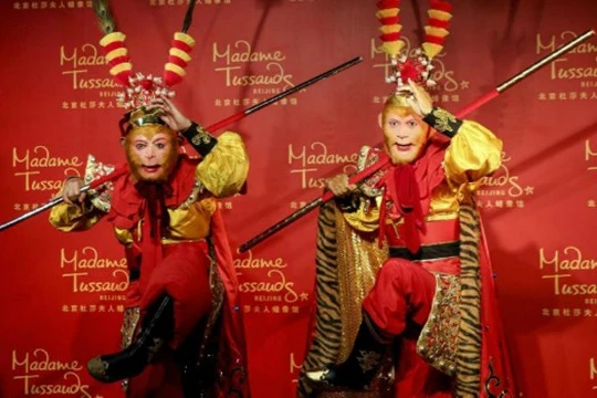 Lục Tiểu Linh Đồng trong trang phục Tề Thiên, kế bên tượng sáp của mình tại bảo tàng sáp Bắc Kinh.