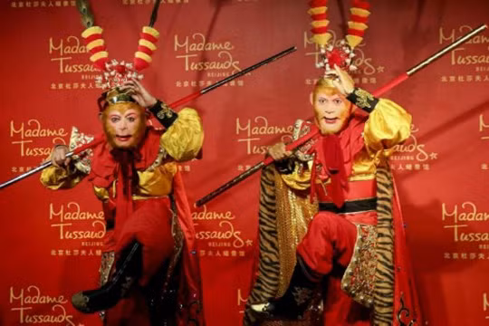 Lục Tiểu Linh Đồng trong trang phục Tề Thiên, kế bên tượng sáp của mình tại bảo tàng sáp Bắc Kinh.