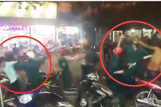Hình ảnh nhóm dân quân dùng dùi cui đuổi đánh các thanh niên. Ảnh cắt từ clip.