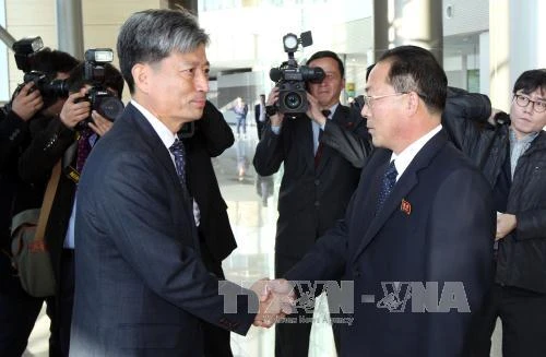 Thứ trưởng Bộ Thống nhất Hàn Quốc Hwang Boo-gi (trái) và lãnh đạo Ủy ban Thống nhất hòa bình Triều Tiên Jon Jong-Su (phải) trước cuộc hội đàm. Ảnh: AFP/TTXVN