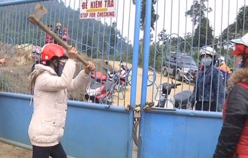 Người dân bao vây, phá cổng Công ty Vàng Phước Sơn đòi nợ 