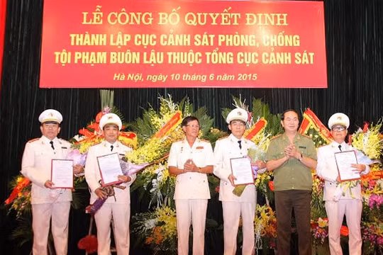 Bộ trưởng Trần Đại Quang trao quyết định cho lãnh đạo Cục C74.