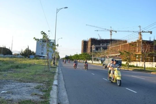 Nhiều lô đất như thế này tại quận ven biển ở Đà Nẵng đã rơi vào tay người Trung Quốc (Ảnh: Zing/VOV)