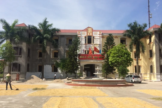 Trụ sở các cơ quan chính quyền xã Tam Sơn (thị xã Từ Sơn, Bắc Ninh) được cho là quá quy mô, lãng phí trong khi có nhiều việc khác cấp thiết hơn cần đầu tư.