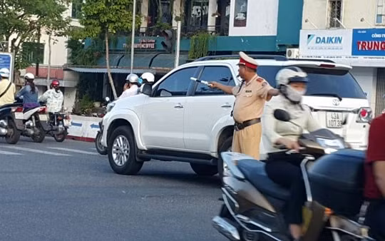 CSGT bụng quá to sẽ bị điều chuyển làm công tác văn phòng. (Ảnh: Thanh niên)