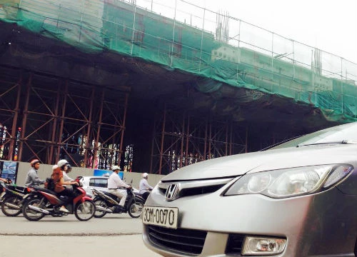  Chiếc ô tô bị thanh sắt rơi trúng