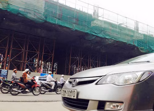  Chiếc ô tô bị thanh sắt rơi trúng