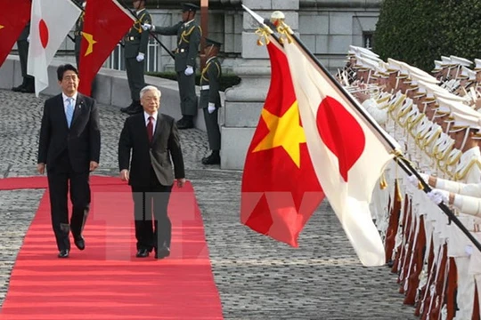 Thủ tướng Nhật Bản Shinzo Abe và Tổng Bí thư Nguyễn Phú Trọng duyệt đội danh dự trong chuyến thăm Nhật Bản của Tổng Bí thư hồi tháng 9/2015. (Ảnh: Trí Dũng/TTXVN)