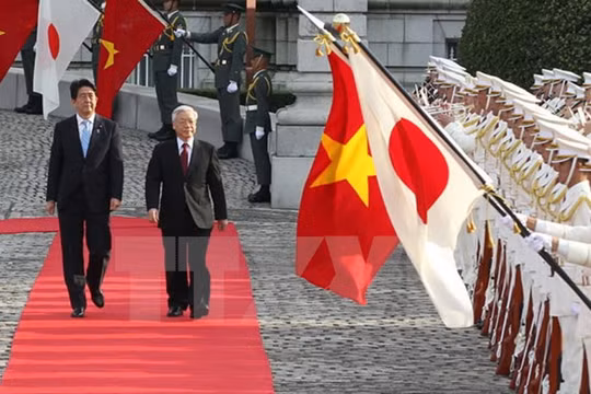 Thủ tướng Nhật Bản Shinzo Abe và Tổng Bí thư Nguyễn Phú Trọng duyệt đội danh dự trong chuyến thăm Nhật Bản của Tổng Bí thư hồi tháng 9/2015. (Ảnh: Trí Dũng/TTXVN)