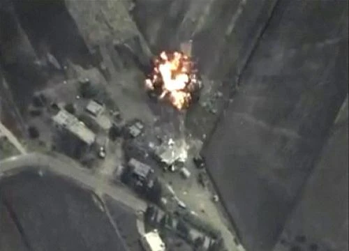 Các vụ không kích của không quân Nga nhằm chính xác vào các mục tiêu dưới mặt đất của IS tại vùng núi ở Syria ngày 30/9. Ảnh: Reuters/TTXVN