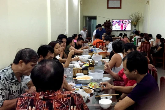 hách du lịch ăn tối trong một nhà hàng tại huyện đảo Cô Tô chiều 27-7 