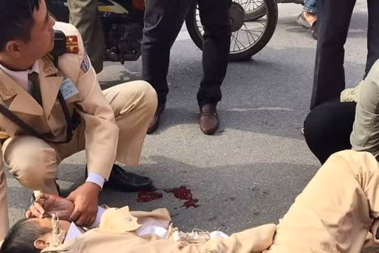 Thượng úy Nguyễn Quốc Đạt (Đội Cảnh sát giao thông số 5, Phòng Cảnh sát giao thông Hà Nội) bị xe tải kéo lê vào ngày 12.12