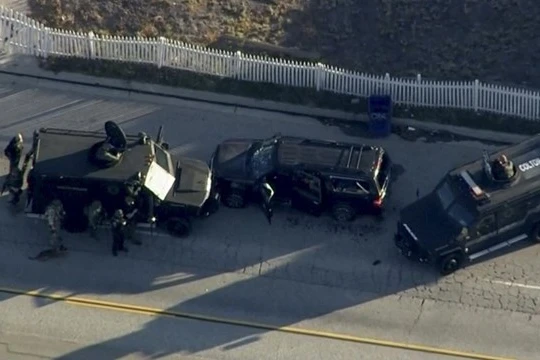 Cảnh sát tiêu diệt vợ chồng nghi phạm trên một chiếc xe SUV màu đen gần hiện trường vụ xả súng ở California