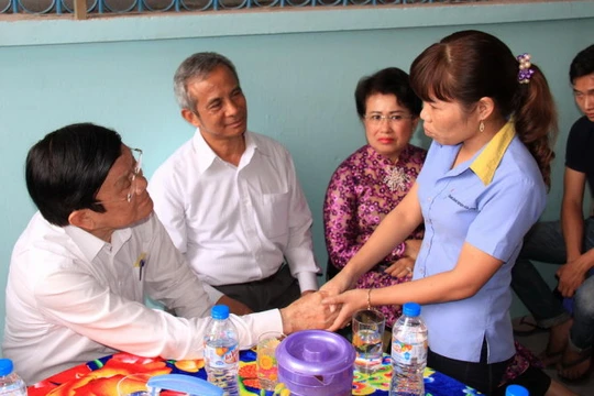 Chủ tịch nước thăm hỏi công nhân - Ảnh: H.M
