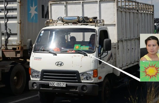 Xe tải dán logo “xe chở hàng” lưu thông trên quốc lộ 1A đoạn qua địa phận quận Thủ Đức, TP.HCM chiều 27-8 (ảnh lớn). Đây là loại logo được xác định do Lê Thị Cẩm Vân (ảnh nhỏ trên) tổ chức đường dây bán logo (ảnh nhỏ dưới) để bảo kê cho “xe vua” với giá 2