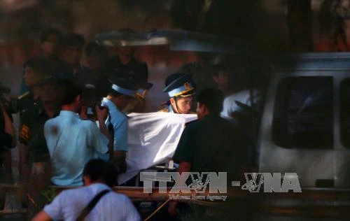 Thi thể phi công Trần Quang Khải được chuyển lên ô tô chuyên dụng. Ảnh: Thanh Tùng/TTXVN