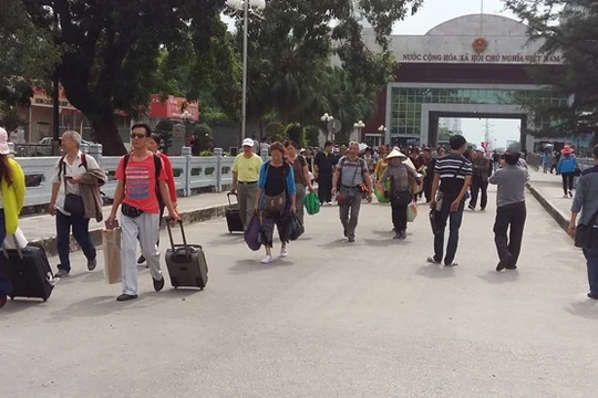 Mỗi ngày có khoảng 300-400 khách vào thăm Móng Cái trong ngày bằng giấy thông hành