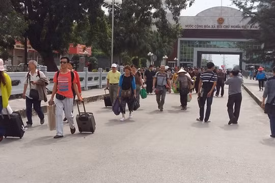 Mỗi ngày có khoảng 300-400 khách vào thăm Móng Cái trong ngày bằng giấy thông hành