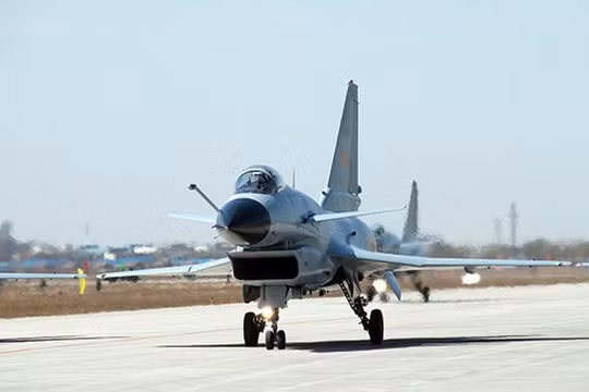  Một tiêm kích J-10 của Trung Quốc