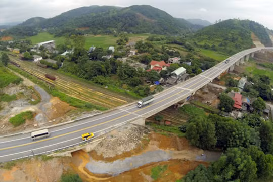 Cao tốc Nội Bài - Lào Cai tồn tại nhiều điểm nóng mất ATGT - Ảnh: VEC