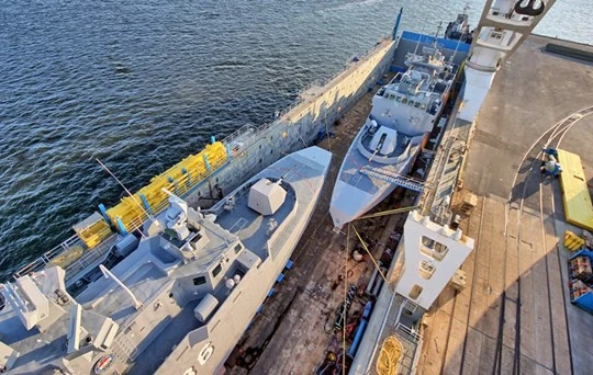 Hai tàu tên lửa FMC của Ai Cập nằm gọn trong khoang tàu Rolldock Star, cũng là tàu từng chở tàu ngầm Kilo từ Nga về Việt Nam - Ảnh: Rolldock