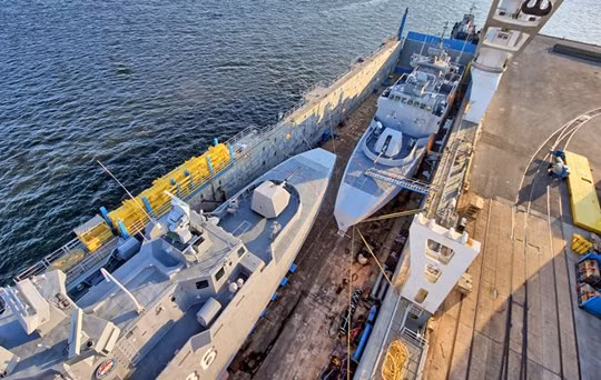 Hai tàu tên lửa FMC của Ai Cập nằm gọn trong khoang tàu Rolldock Star, cũng là tàu từng chở tàu ngầm Kilo từ Nga về Việt Nam - Ảnh: Rolldock