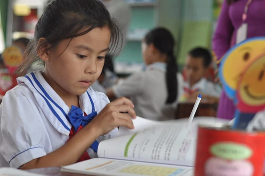 Sách của học sinh là các tài liệu hướng dẫn học, được viết dưới dạng các hoạt động của học sinh (một mình, cặp đôi, làm việc nhóm,v.v...) và theo các mô-đun/bài/vấn đề/nội dung/kiến thức. Theo mô hình truyền thống, học sinh quan tâm tới sách giáo khoa, gi