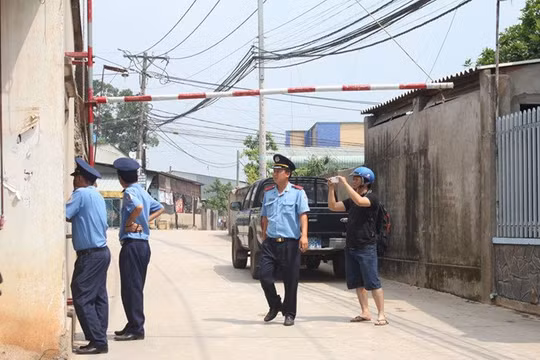 Thanh tra giao thông tỉnh Đồng Nai kiểm tra yêu cầu tạm ngừng việc thu phí "tự phát". Ảnh báo Thanh niên