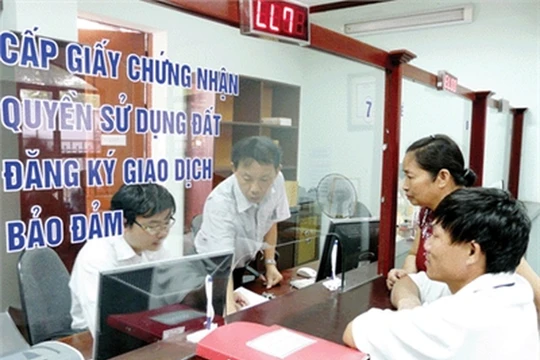 Thủ tục hành chính cần giảm đến mức tối đa làm sao phục vụ cho nhân dân dễ làm nhất, đơn giản và gọn nhẹ nhất (Ảnh minh họa).