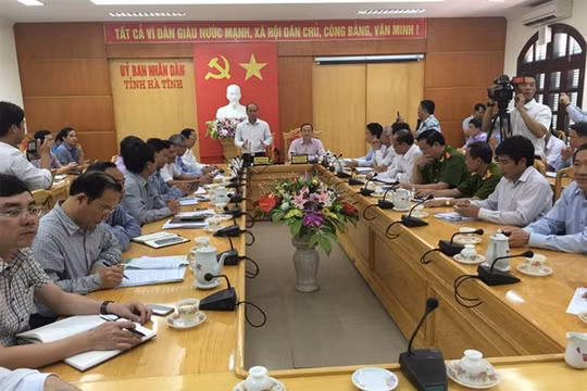 Tại cuộc họp giữa Bộ Nông nghiệp & Phát triển Nông thôn với lãnh đạo 4 tỉnh từ Hà Tĩnh đến Thừa Thiên-Huế chiều qua 23/4, Thứ trưởng Bộ TN&MT Võ Tuấn Nhân khẳng định đường ống thải ra biển Vũng Áng của Công ty Formosa là "có phép". Ảnh Vietnamnet