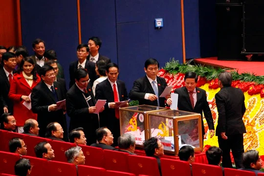 Đại biểu dự Đại hội Đảng 12 bỏ phiếu chiều 26/1/2016. Ảnh: Phạm Hải