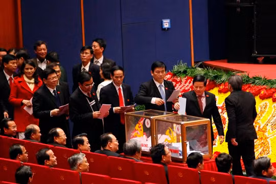 Đại biểu dự Đại hội Đảng 12 bỏ phiếu chiều 26/1/2016. Ảnh: Phạm Hải