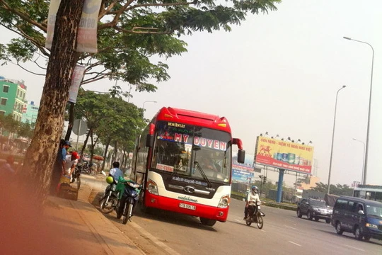 Một chiếc "xe dù" đón khách trên quốc lộ 1 