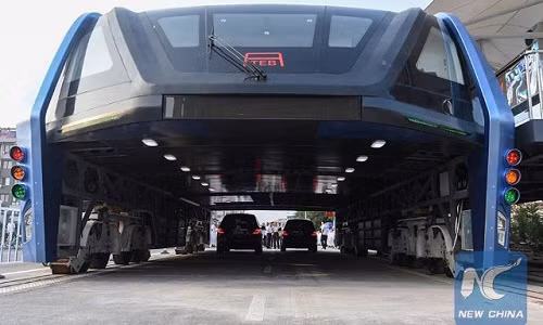 "Xe buýt bay" từng được ca ngợi là phương tiện chống tắc nghẽn giao thông trong tương lai. Ảnh: Xinhua.