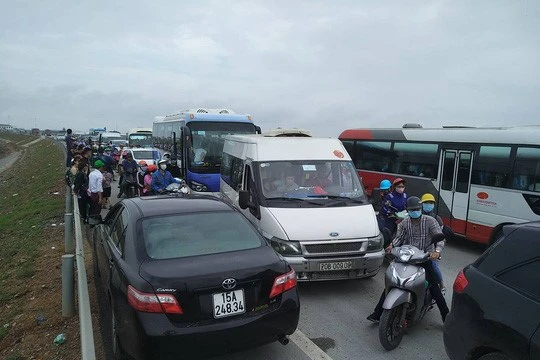 Phà Gót lập tức ùn tắc ngay sau khi khánh thành cầu Tân Vũ đầu năm 2018. Ảnh: Mạng xã hội