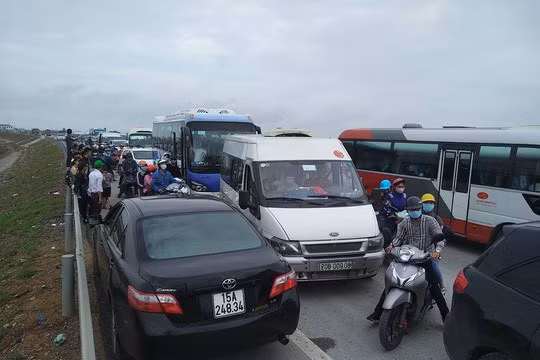 Phà Gót lập tức ùn tắc ngay sau khi khánh thành cầu Tân Vũ đầu năm 2018. Ảnh: Mạng xã hội