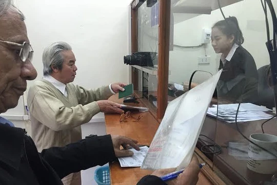 Ngày đầu cấp bằng lái quốc tế: 5 phút là xong!