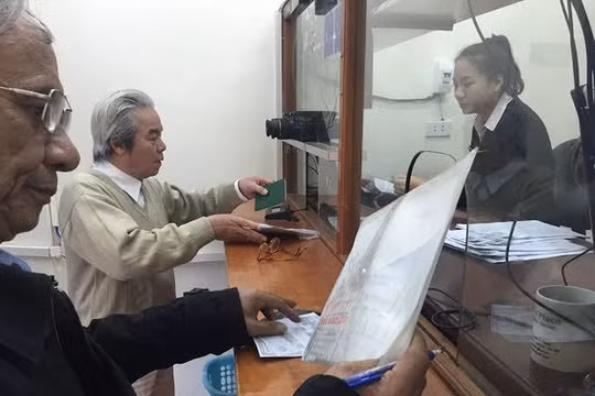 Ngày đầu cấp bằng lái quốc tế: 5 phút là xong!