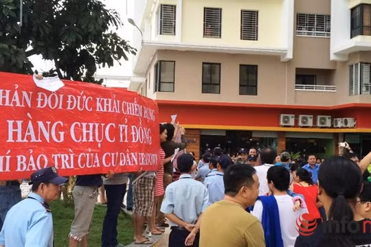 Cư dân The Era Town tụ tập trung phản đối chủ đầu tư vì chậm trễ tổ chức hội nghị nhà chung cư để bầu ra ban quản trị.