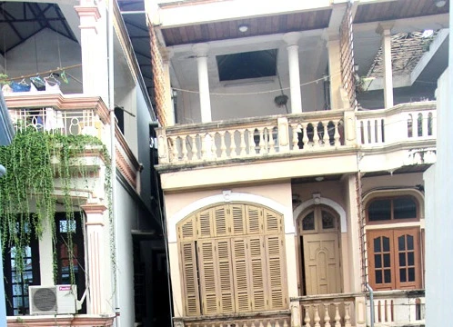 Ngôi nhà số 177, ngõ Quan Thổ 1 (phường Ô Chợ dừa, Đống Đa - Hà Nội) đã nghiêng gần 1m, thực trạng này kéo dài nhiều năm nhưng chính quyền địa phương vẫn chưa giải quyết.