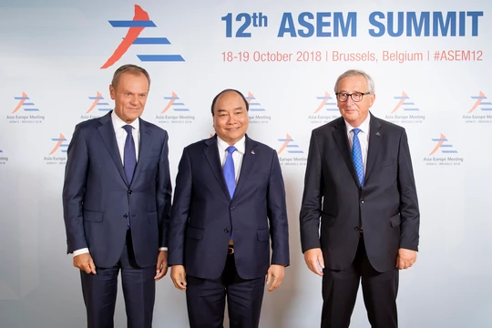 Chủ tịch Hội đồng châu Âu Donald Tusk và Chủ tịch Ủy ban châu Âu Jean-Claude Juncker đón Thủ tướng Nguyễn Xuân Phúc. Ảnh: Hội đồng châu Âu