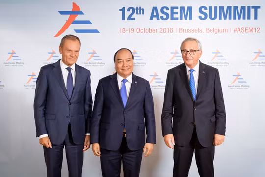 Chủ tịch Hội đồng châu Âu Donald Tusk và Chủ tịch Ủy ban châu Âu Jean-Claude Juncker đón Thủ tướng Nguyễn Xuân Phúc. Ảnh: Hội đồng châu Âu