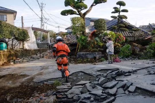 Trong vòng 24 giờ, tỉnh Kumamoto của Nhật Bản đã hứng chịu hai trận động đất mạnh khiến ít nhất 32 người thiệt mạng, hàng ngàn người mất nhà cửa. (Nguồn: AFP/Telegraph)