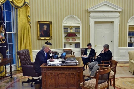 Tổng thống Trump trong cuộc điện đàm với Thủ tướng Turnbull hôm 28/1. Ảnh: Getty.