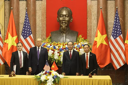 Ông Đỗ Hữu Hạ - Chủ tịch tập đoàn Hoàng Huy (phải) trong lễ ký kết với đối tác Mỹ sáng nay dưới sự chứng kiến của TT Mỹ D.Trump và Chủ tịch nước Trần Đại Quang. Ảnh: VGP