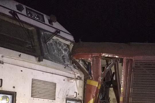  Để tai nạn đầu máy đâm nhau nhưng mức kỷ luật mà ông giám đốc Chi nhánh khai thác đường sắt Nghĩa Bình tự ký cho mình chỉ là khiển trách. Nguồn: Đông Hùng