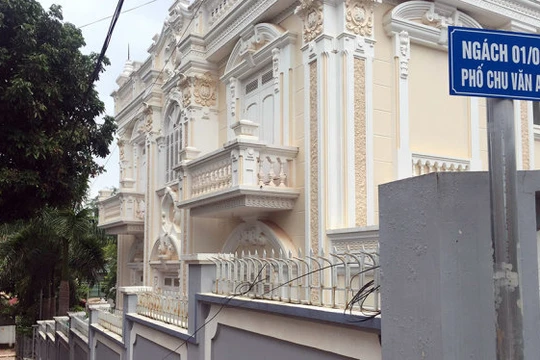 Tòa nhà dư luận cho rằng của ông Khánh, ở số 8 đường Chu Văn An, Tiểu khu 2 Thị trấn Yên Châu, Sơn La - Ảnh: Đ.Bình