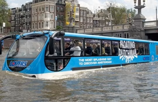 Xe buýt lội nước giống như một chiếc thuyền trên những con kênh ở Hà Lan.